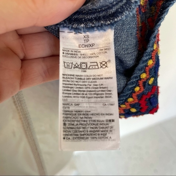 Gap Crop Top Size XS Womens Embroidered Denim Sleeveless Cotton V Neck Blue Red - Picture 3 of 11